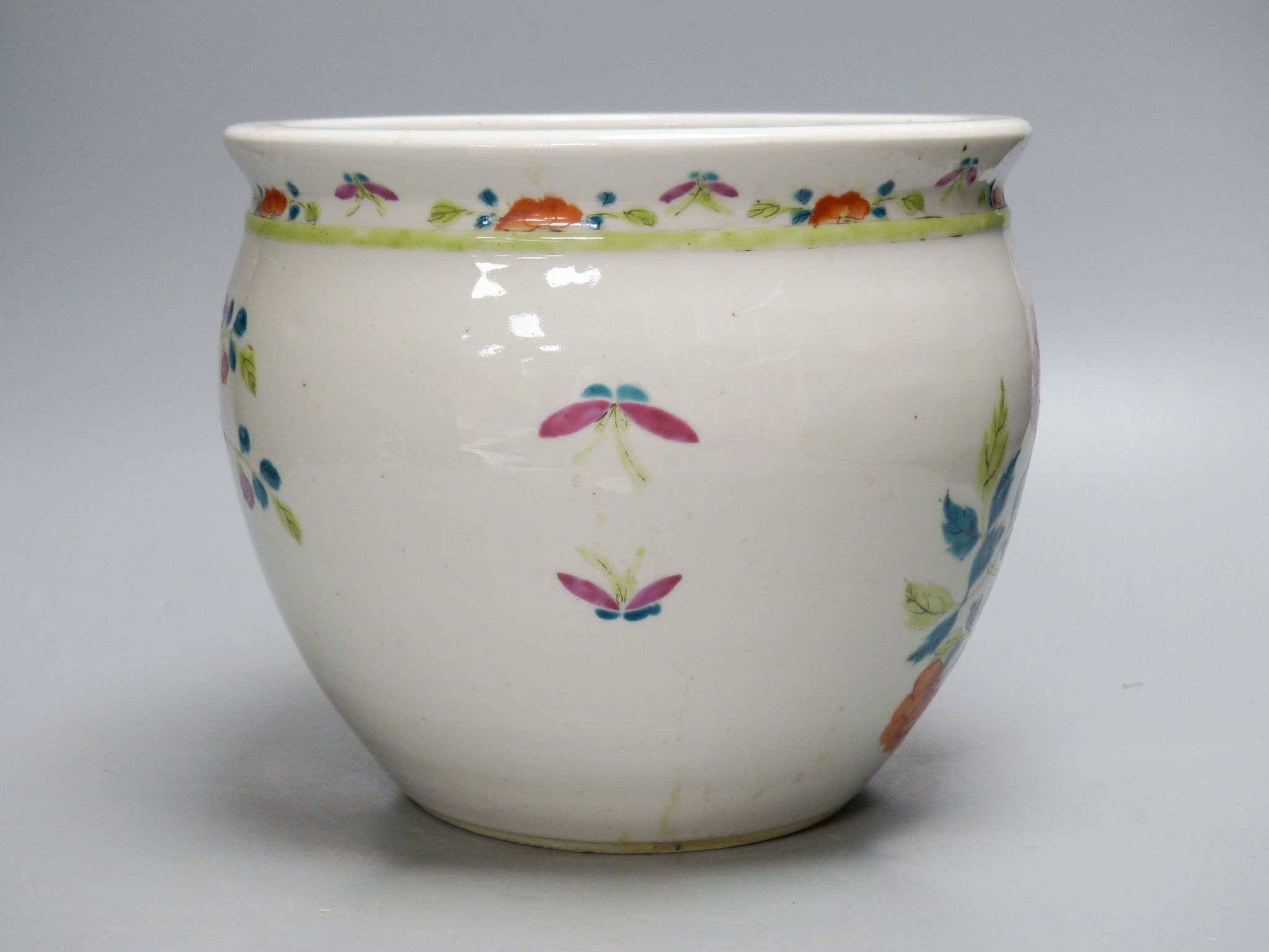 A Chinese famille rose jardiniere, 19th century, diameter 23cm, height 20cm